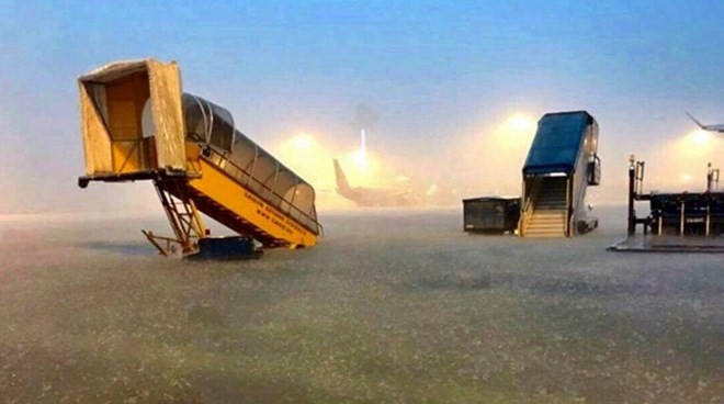 The Tan Son Nhat International Airport is flooded after downpour. (Source: hiepthanhphu.com.vn)