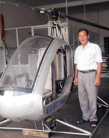 Hien and his homemade plane (photo: SGGP)