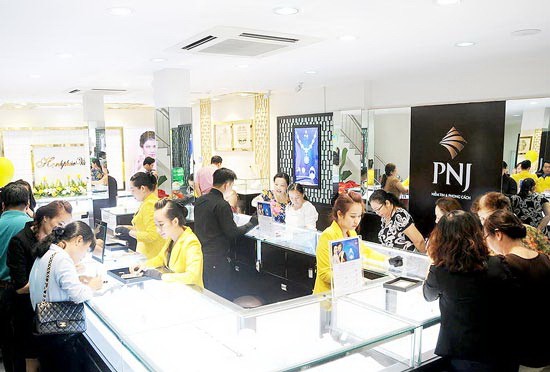 A jewelry stall of Phu Nhuan Jewelry Joint Stock Company (Photo: SGGP)