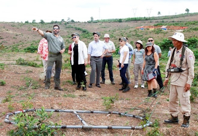 A delegation of the US Deputy Secretary of State examine UXO clearance activities in Quang Tri (Photo: baoquangtri.vn)