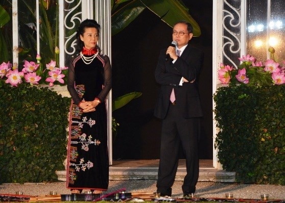 Vietnam Tourism Ambassador to France Anoa Suzanne Dussol Perran (L)and Vietnamese Ambassador to France Nguyen Ngoc Son at the event (Photo: VNA)