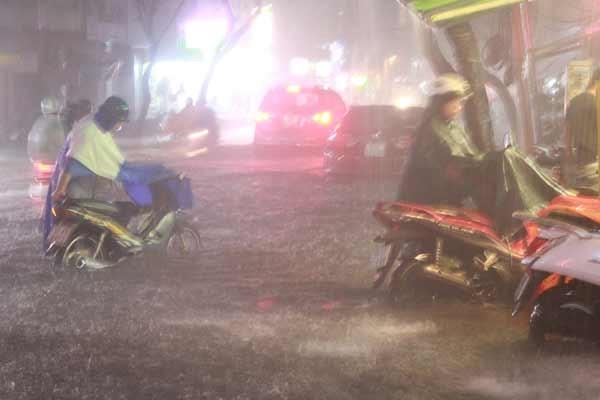 Long- lasting heavy rains experienced on the large scale in Ho Chi Minh City last night. (Photo: SGGP)