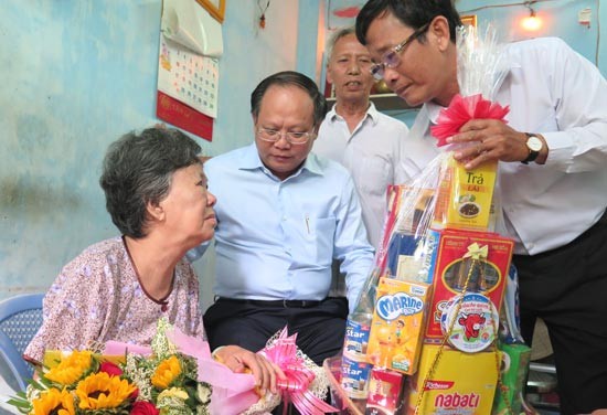 Mr. Tat Thanh Cang wishes elderly people a good health on the international day of elderly people -Photo: SGGP
