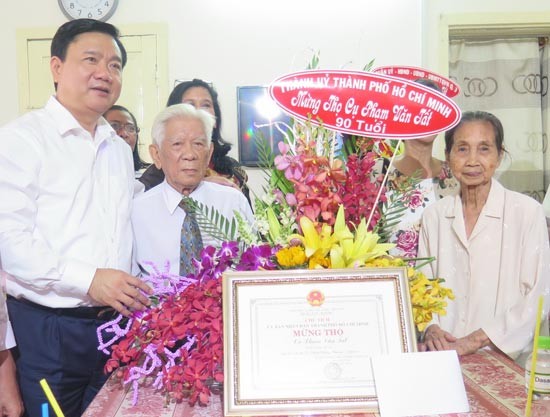 Mr. Thang visits and wish Pham Van Tat health and longevity (Photo: SGGP)