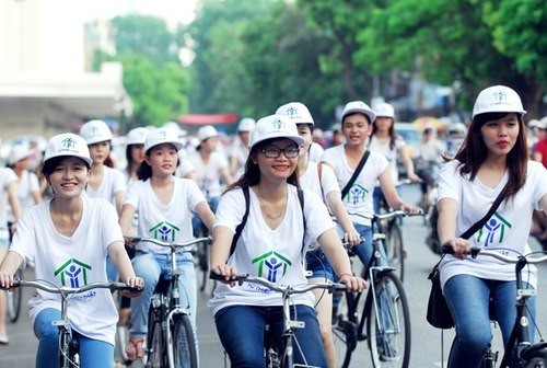 More incentives are required to encourage citizens to use bicycles instead of motorbikes, Khuất Việt Hùng, vice chairman of the National Traffic Safety Committee, said. — Photo ydavietnam.org