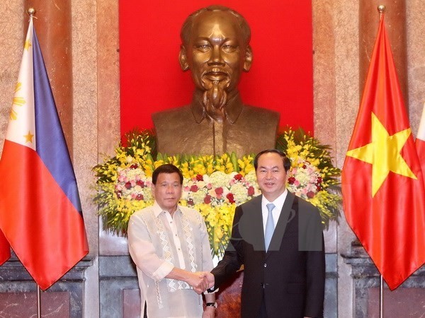 President Tran Dai Quang (R) and Philippine President Rodrigo Roa Duterte (Source: VNA)