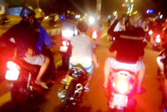 Gần 400 “quái xế” quậy tưng bừng quốc lộ 1A