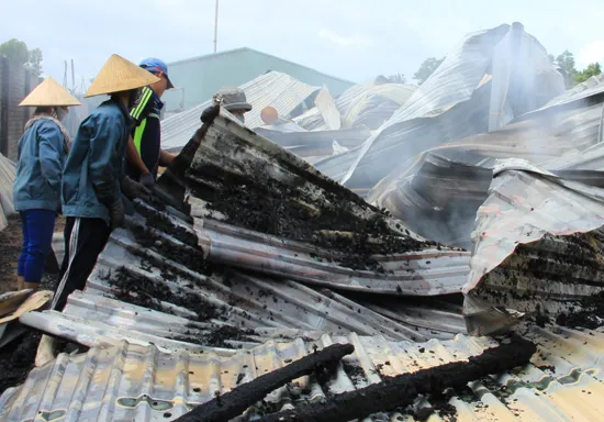 Cháy lớn tại xưởng sản xuất than