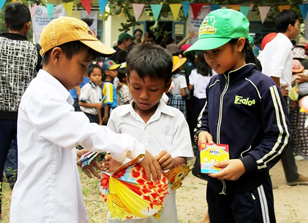 Mang Trung thu yêu thương đến trẻ em nghèo ảnh 3
