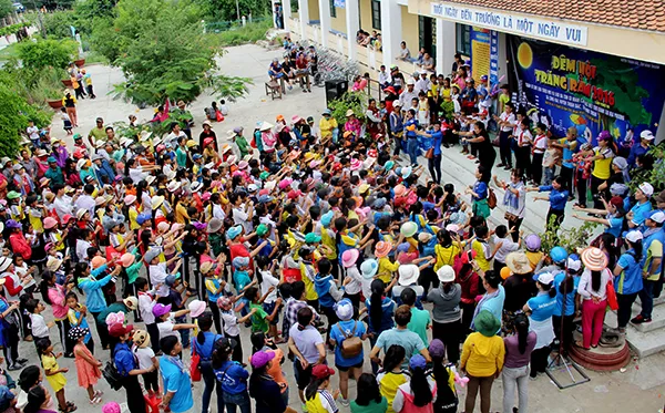 Mang Trung thu yêu thương đến trẻ em nghèo