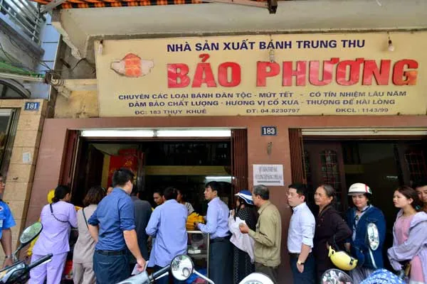 Hà Nội: Xếp hàng cả trăm mét mua bánh Trung Thu ảnh 3