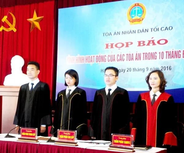 Ra mắt trang phục xét xử của Thẩm phán các cấp