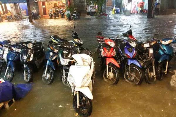 Mưa lớn, nhiều tuyến đường TPHCM ngập nặng