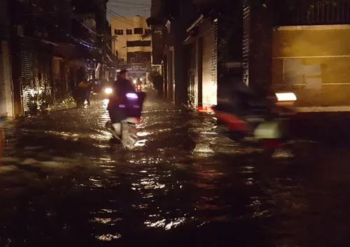 Mưa lớn, nhiều tuyến đường TPHCM ngập nặng ảnh 18