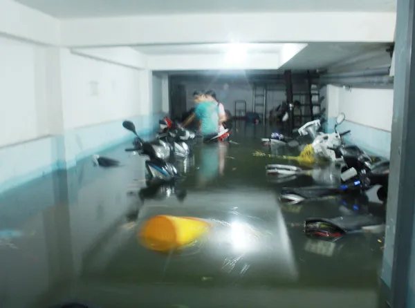 Mưa lớn, nhiều tuyến đường TPHCM ngập nặng ảnh 11