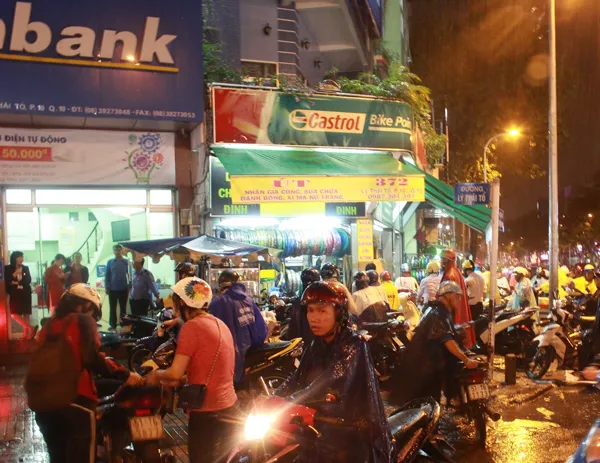 Mưa lớn, nhiều tuyến đường TPHCM ngập nặng ảnh 7