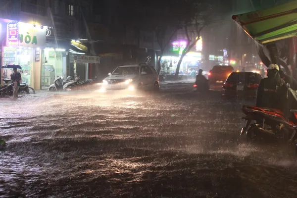 Mưa lớn, nhiều tuyến đường TPHCM ngập nặng ảnh 6
