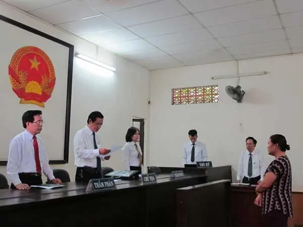 Vụ bị cáo tố chồng thư ký tòa "chạy án": Nên được xem xét hoãn thi hành án