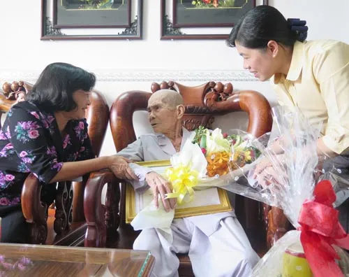 Trưởng Ban tuyên giáo Thành ủy thăm, chúc thọ người cao tuổi