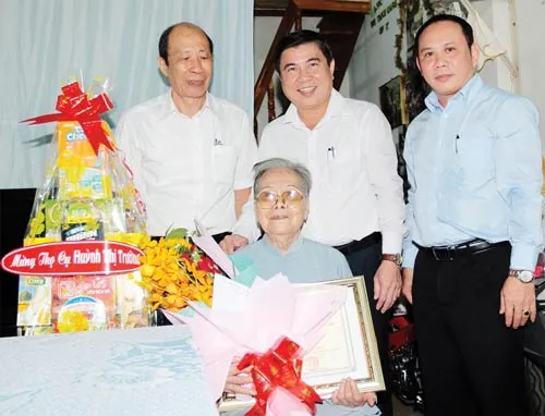 Bí thư Thành ủy Đinh La Thăng thăm và chúc thọ người cao tuổi ảnh 2