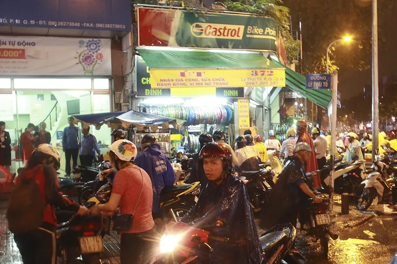 Mưa lớn, nhiều tuyến đường TPHCM ngập nặng ảnh 5