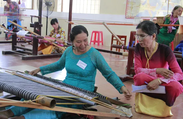 Thi dệt thổ cẩm Chăm truyền thống