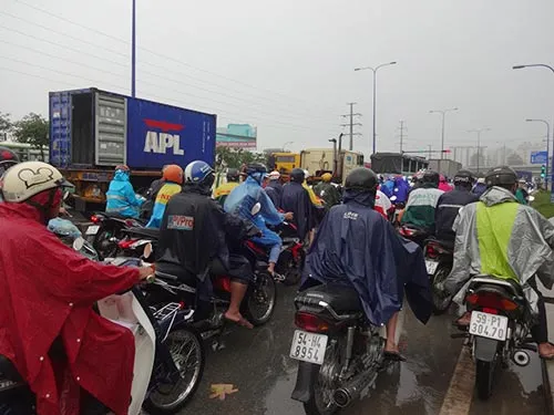 Sáng 3-10, TPHCM mưa trên diện rộng gây kẹt xe và ngập cục bộ