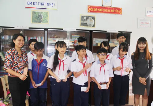 Tặng quà chương trình Ước mơ Xanh tại Cần Giờ