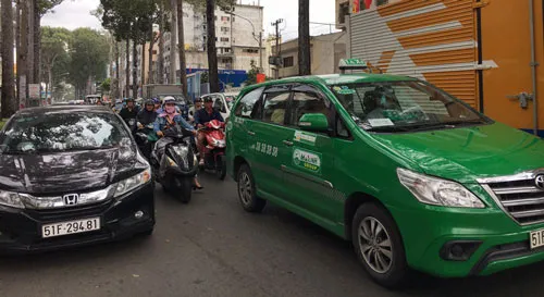 Chiếm dụng lòng đường gây ùn tắc giao thông