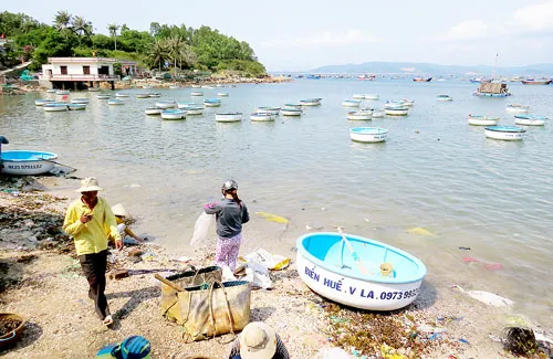 Xóm thúng trên vịnh Xuân Đài