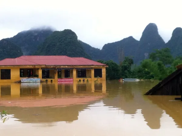 Miền Trung lũ chưa qua lại lo bão tới