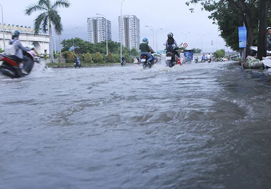 Triều cường đạt đỉnh, nhiều tuyến đường bị ngập
