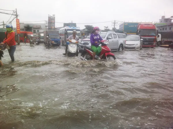 Sáng nay 18-10, nước không thoát được, nhiều nơi tại TPHCM vẫn còn bị ngập