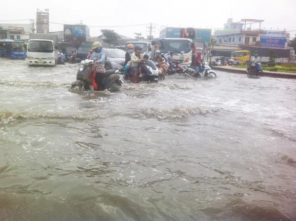 Sáng nay 18-10, nước không thoát được, nhiều nơi tại TPHCM vẫn còn bị ngập ảnh 2