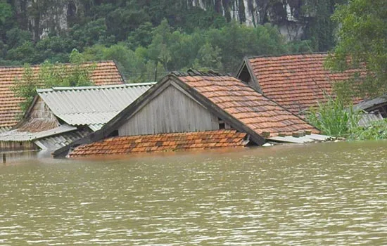 Mưa lũ nhấn chìm miền Trung