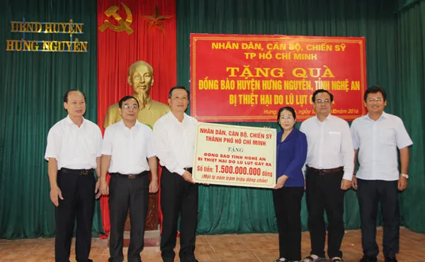 Cả nước chung tay cứu trợ đồng bào vùng lũ miền Trung