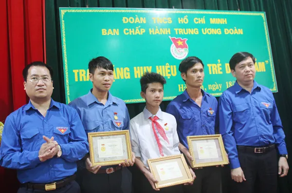 Trao Huy hiệu “Tuổi trẻ dũng cảm” tặng 3 công dân cứu người trong lũ