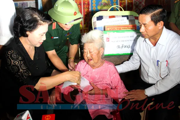 Chủ tịch Quốc hội thăm hỏi, trao quà cứu trợ người dân vùng lũ Hà Tĩnh