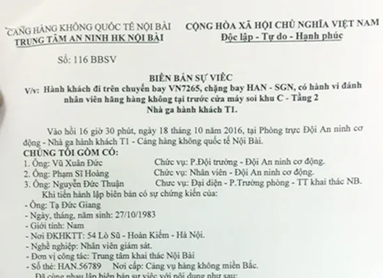Hai khách nam đánh nữ nhân viên hàng không nhập viện