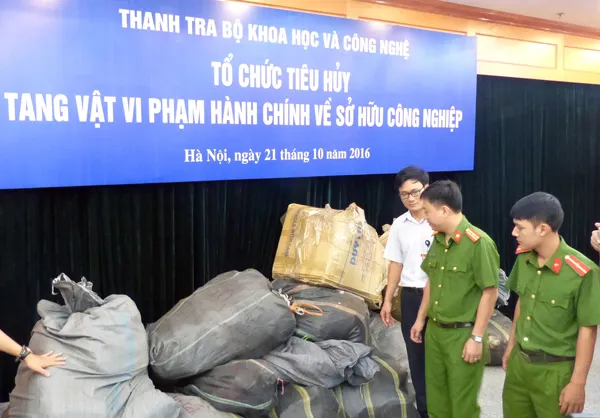 Tiêu hủy gần 2.400 sản phẩm vi phạm sở hữu công nghiệp