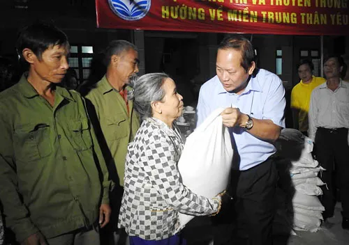 Bộ TT-TT trao hơn 6 tỷ đồng quà cứu trợ đồng bào vùng lũ