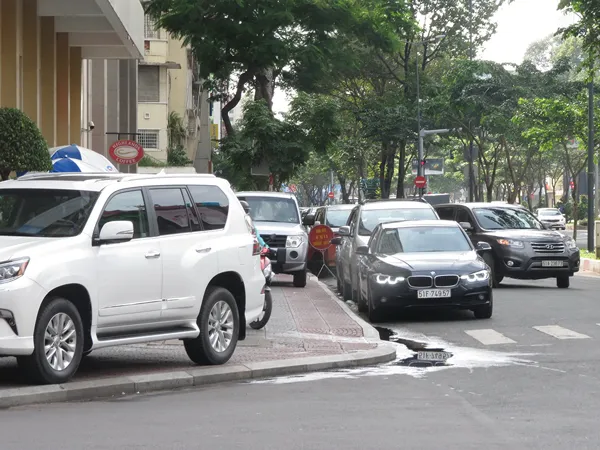 Sắp hết chỗ đậu ô tô