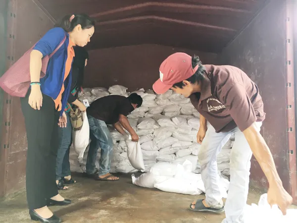 Bạn đọc Báo SGGP ủng hộ vùng lũ miền Trung gần 1 tỉ đồng và hàng chục tấn hàng