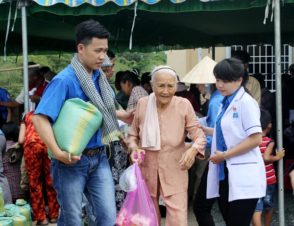 Tặng quà, khám bệnh miễn phí cho người dân nghèo tỉnh Tây Ninh ảnh 2