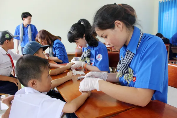 Tặng quà, khám bệnh miễn phí cho người dân nghèo tỉnh Tây Ninh ảnh 7