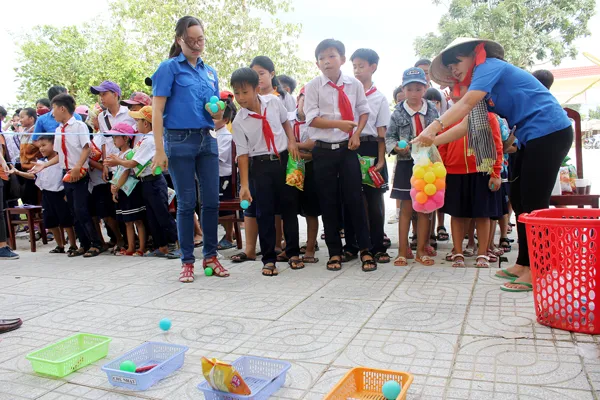 Tặng quà, khám bệnh miễn phí cho người dân nghèo tỉnh Tây Ninh ảnh 6