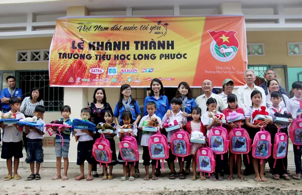 Tặng quà, khám bệnh miễn phí cho người dân nghèo tỉnh Tây Ninh ảnh 4