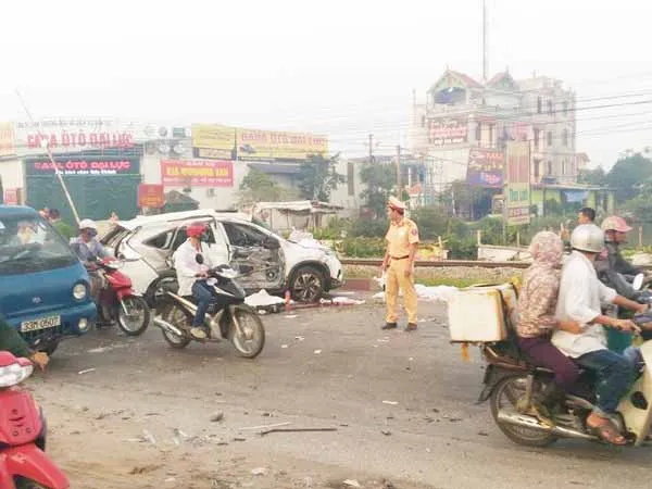 Va chạm ô tô và tàu hỏa, 5 người chết và 2 người bị thương