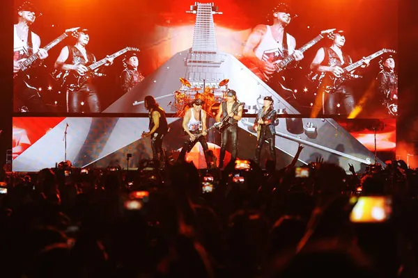 Scorpions “đốt cháy” hơn 10.000 khán giả tại Hà Nội