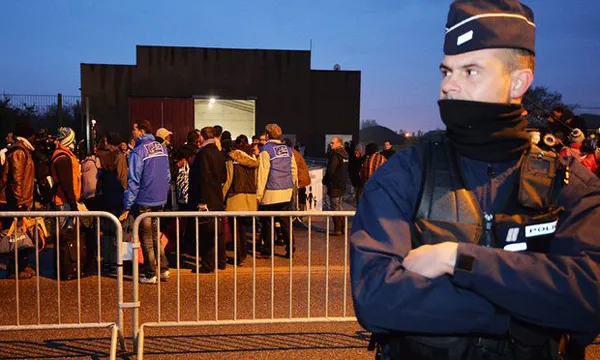 Pháp bắt đầu dọn "rừng" di cư Calais